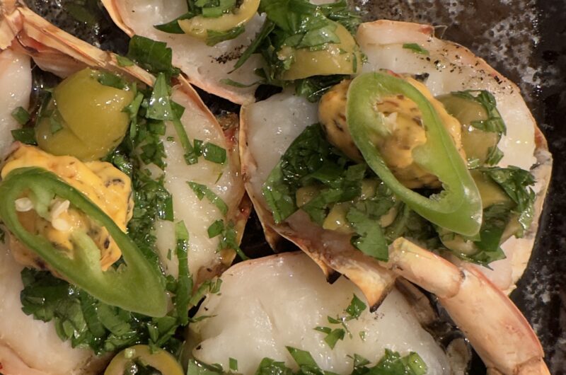 Gegrillte scharfe Garnelen mit frischen Kräutern